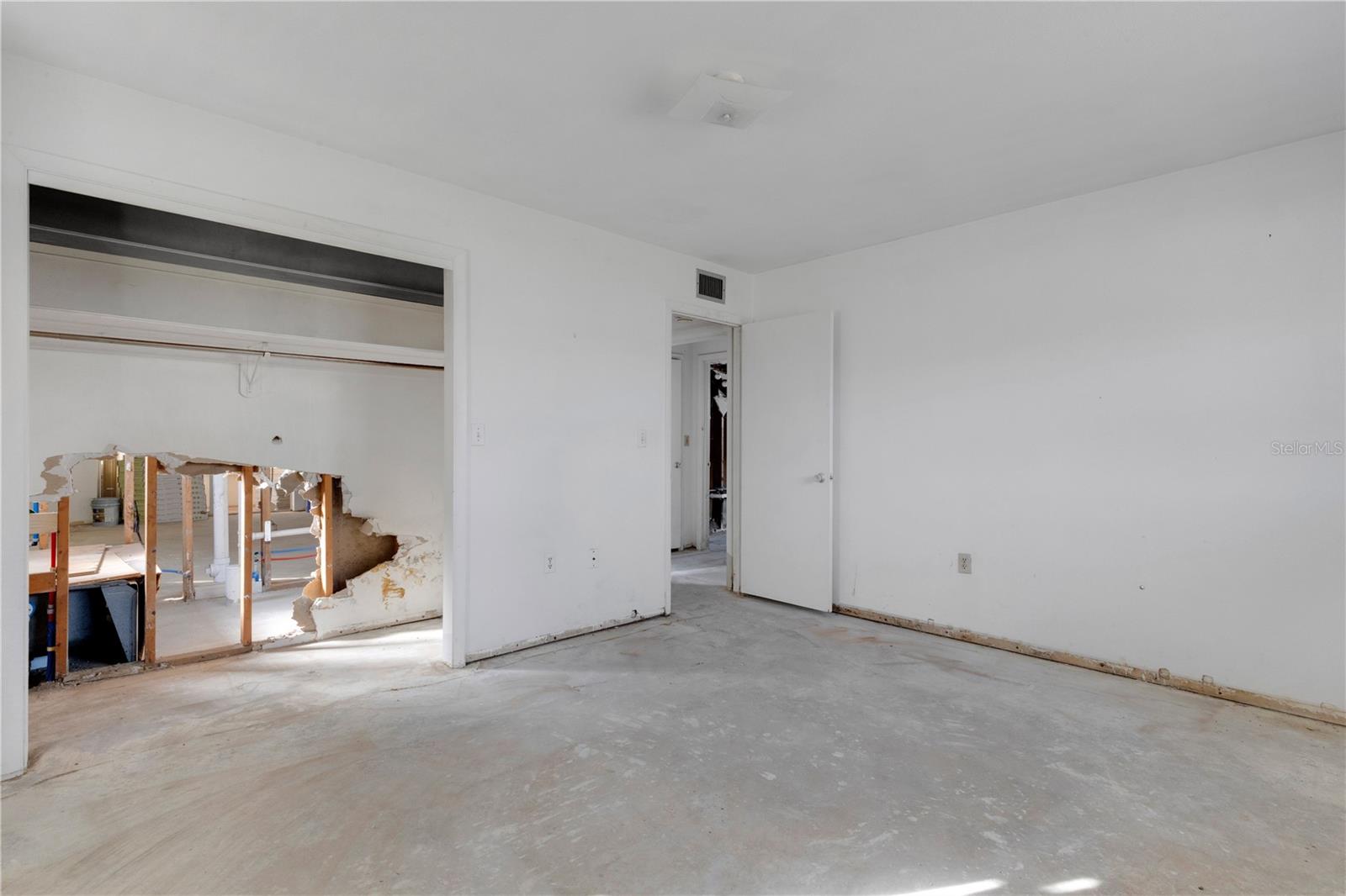 Image 34 of 48 For 210 Albee Road W