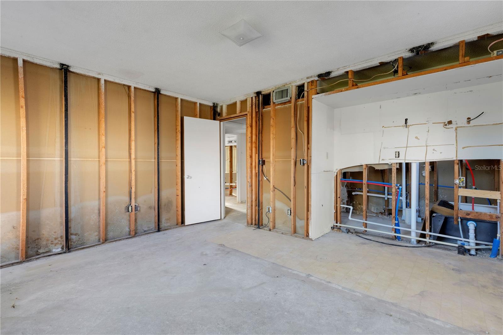 Image 36 of 48 For 210 Albee Road W