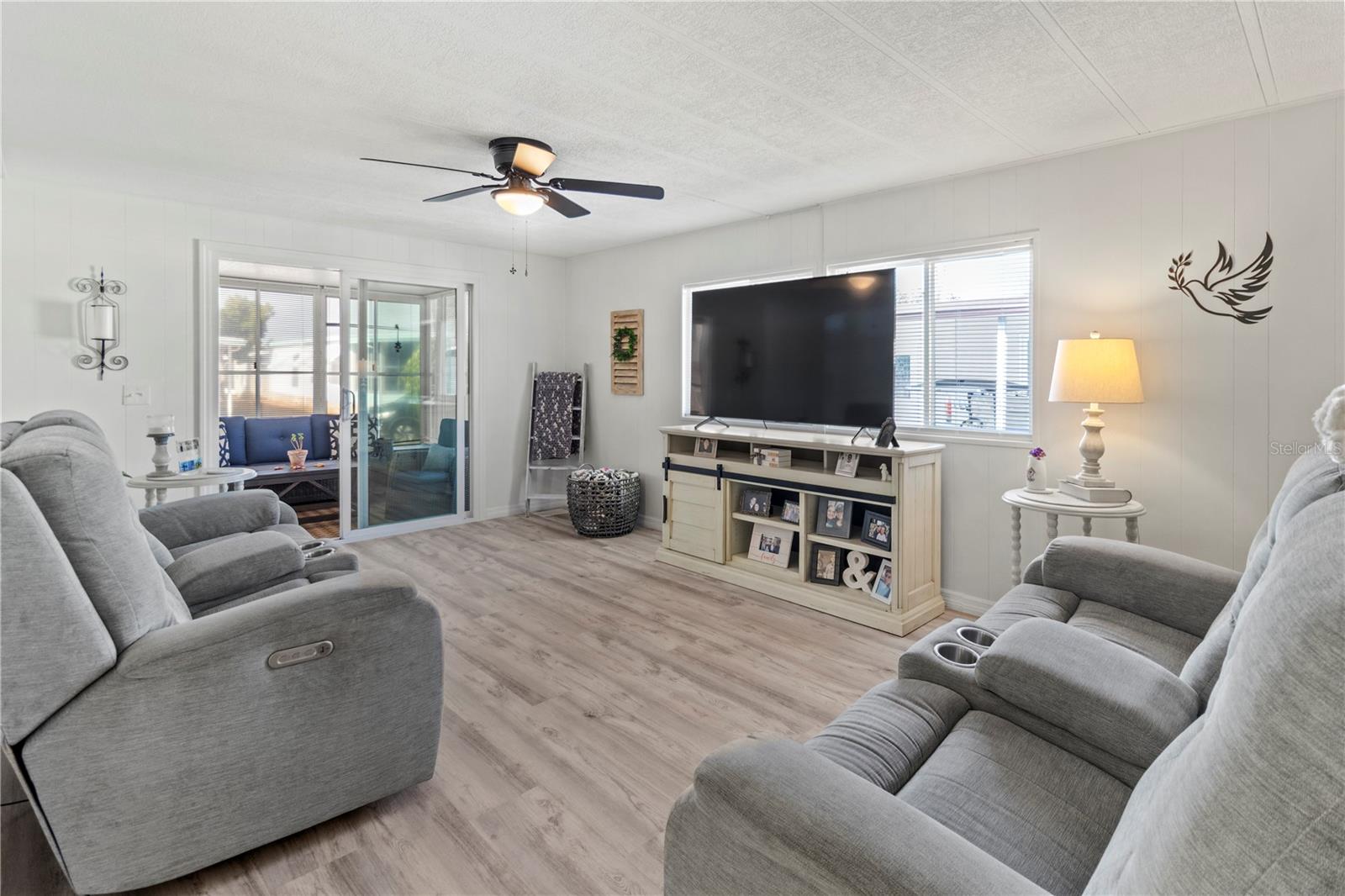 Image 10 of 34 For 5619 Bayshore Road 240