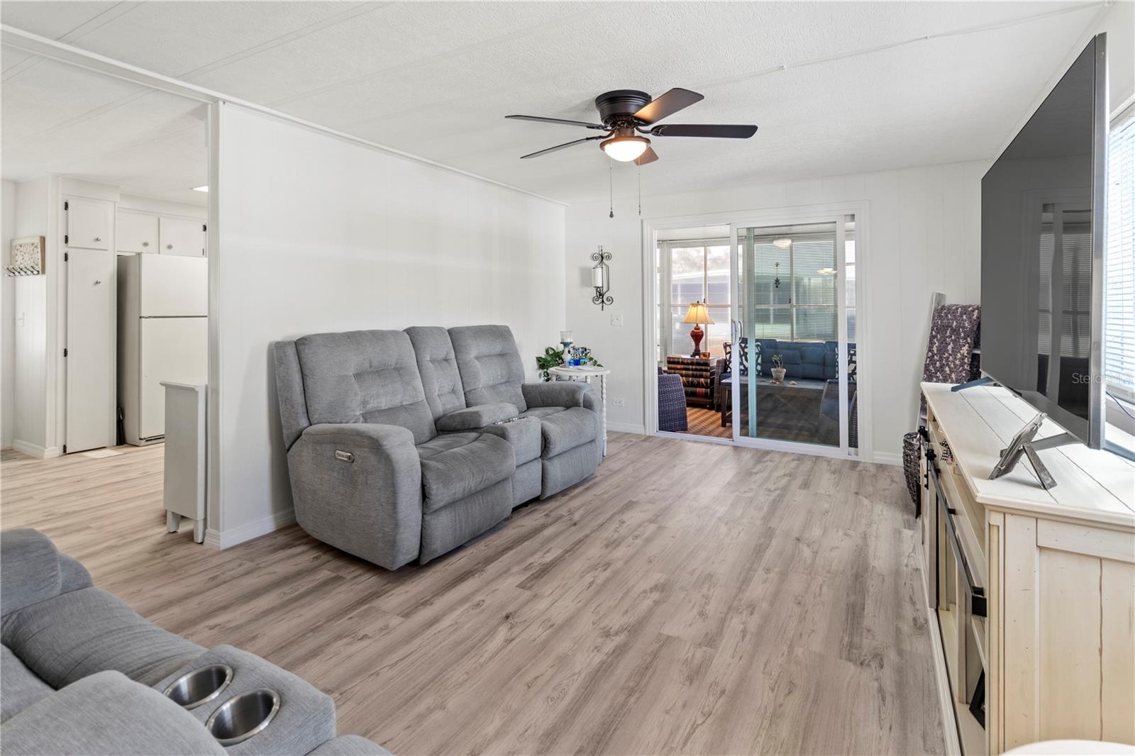 Image 11 of 34 For 5619 Bayshore Road 240