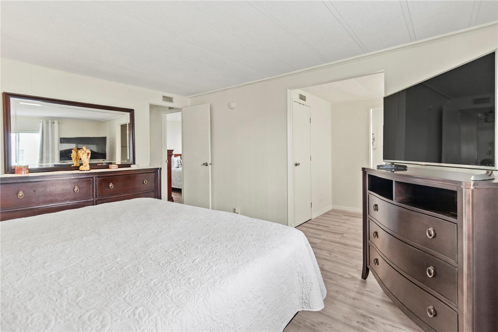 Image 15 of 34 For 5619 Bayshore Road 240