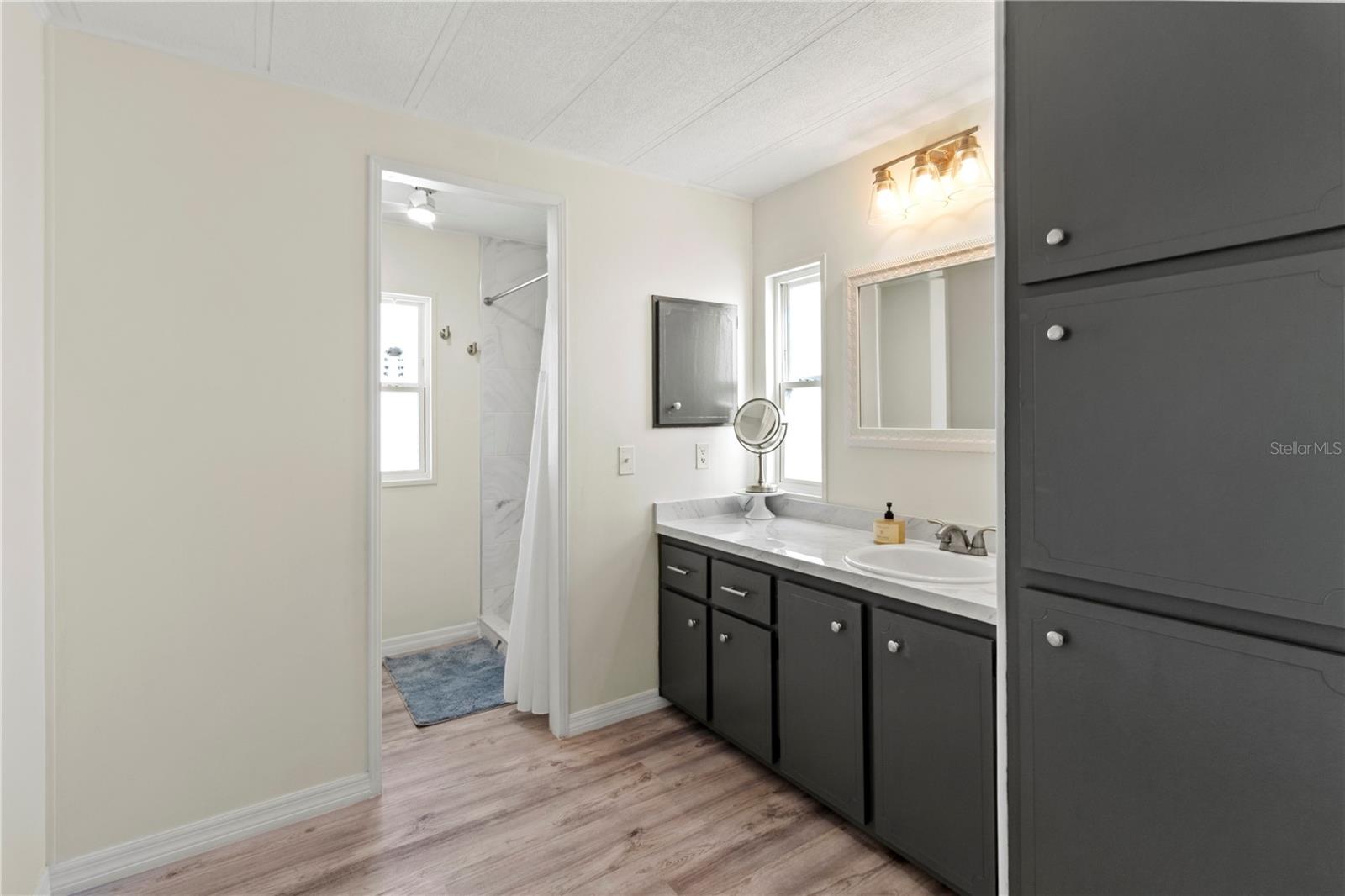 Image 16 of 34 For 5619 Bayshore Road 240