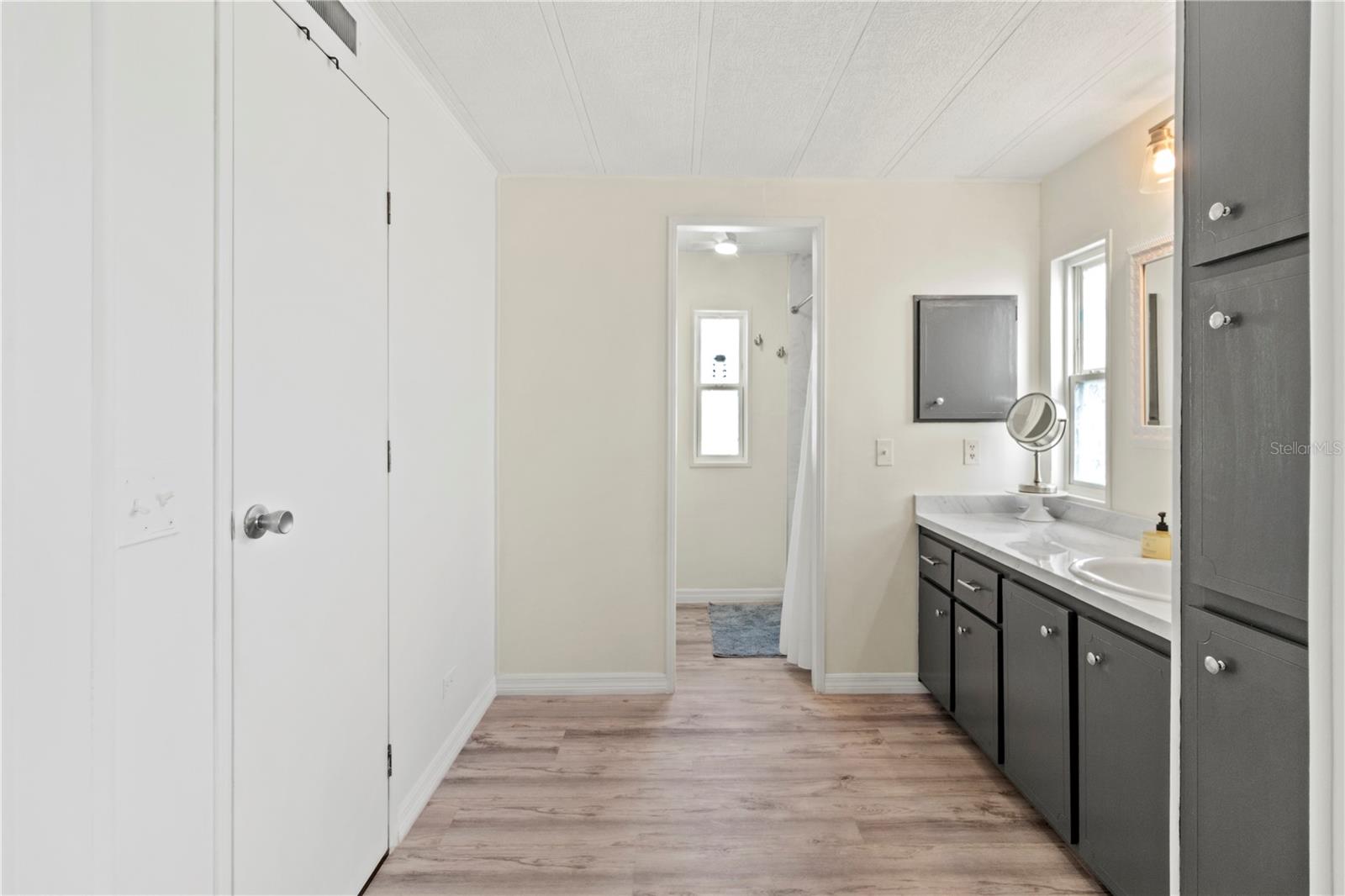 Image 17 of 34 For 5619 Bayshore Road 240