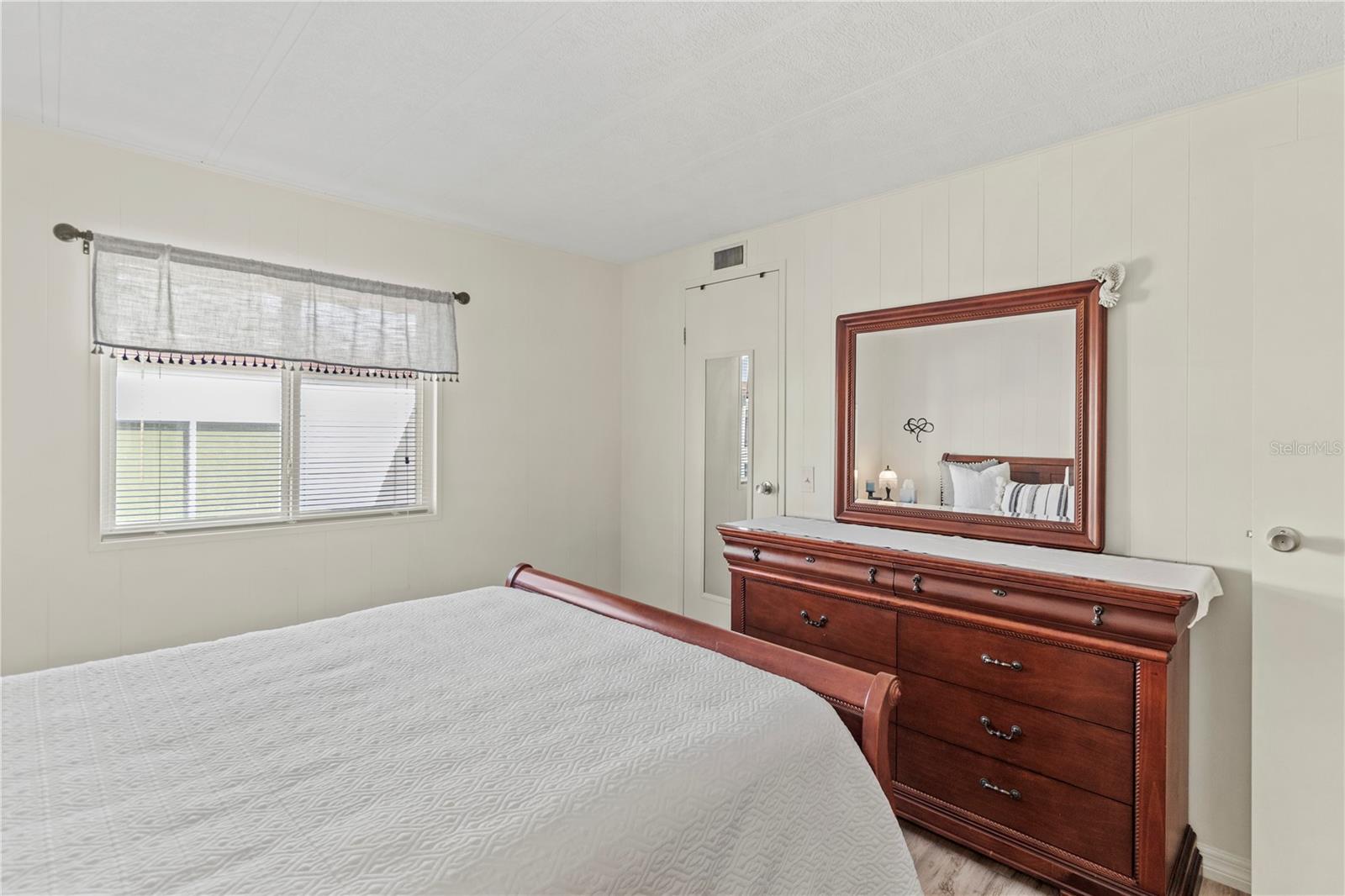 Image 23 of 34 For 5619 Bayshore Road 240