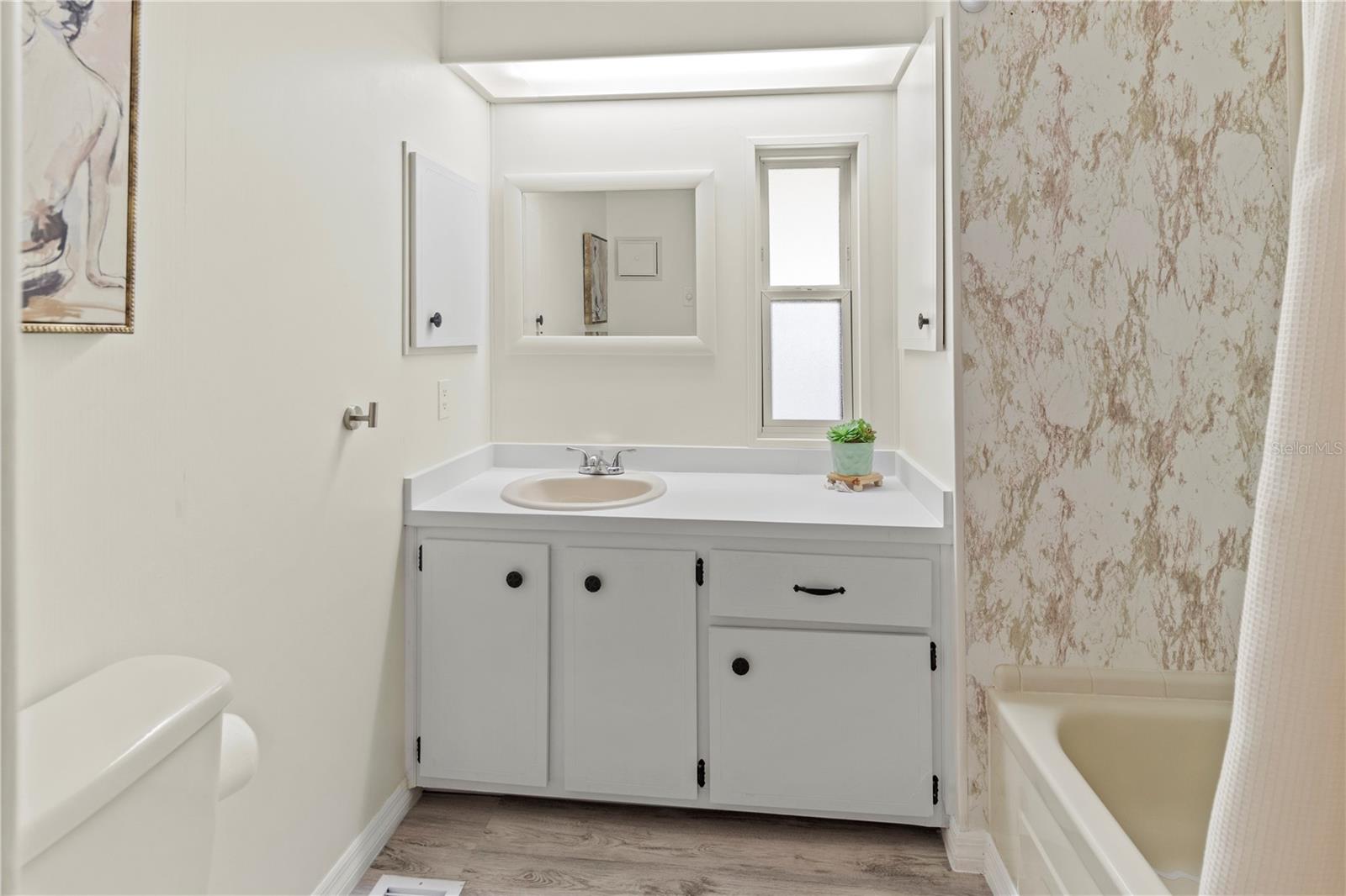 Image 24 of 34 For 5619 Bayshore Road 240