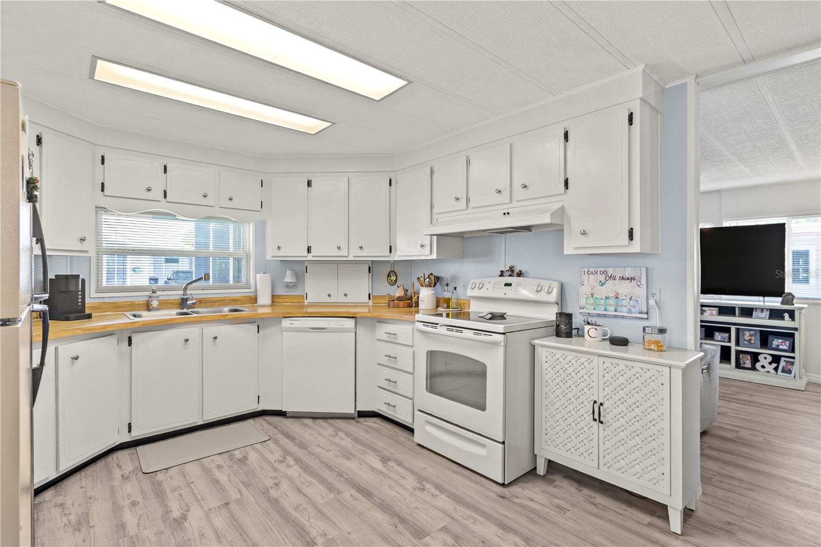 Image 6 of 34 For 5619 Bayshore Road 240