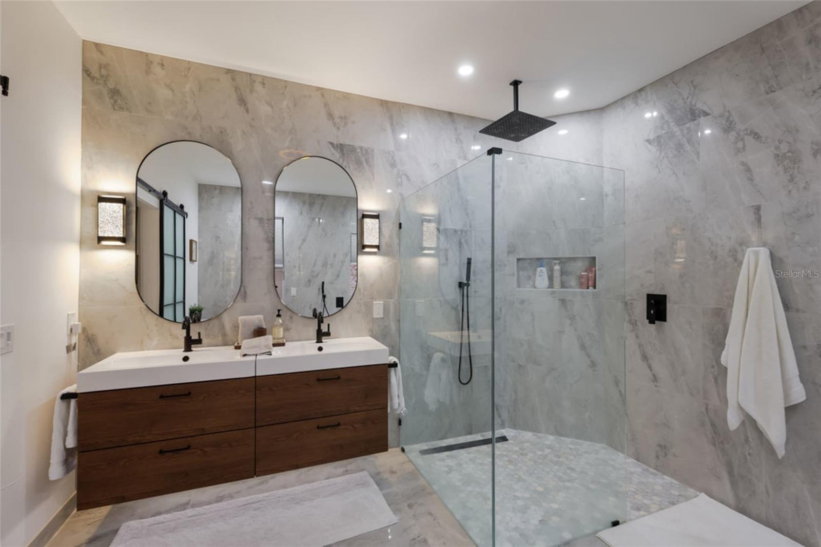 Image 28 of 48 For 597 Oak River Court