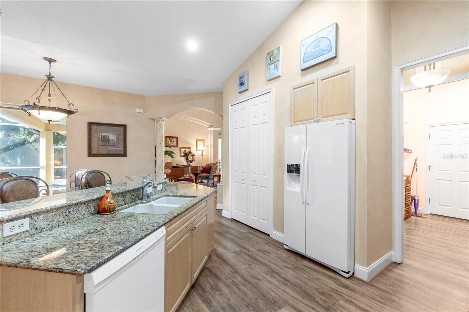 Image 23 of 47 For 8882 Bloomfield Boulevard