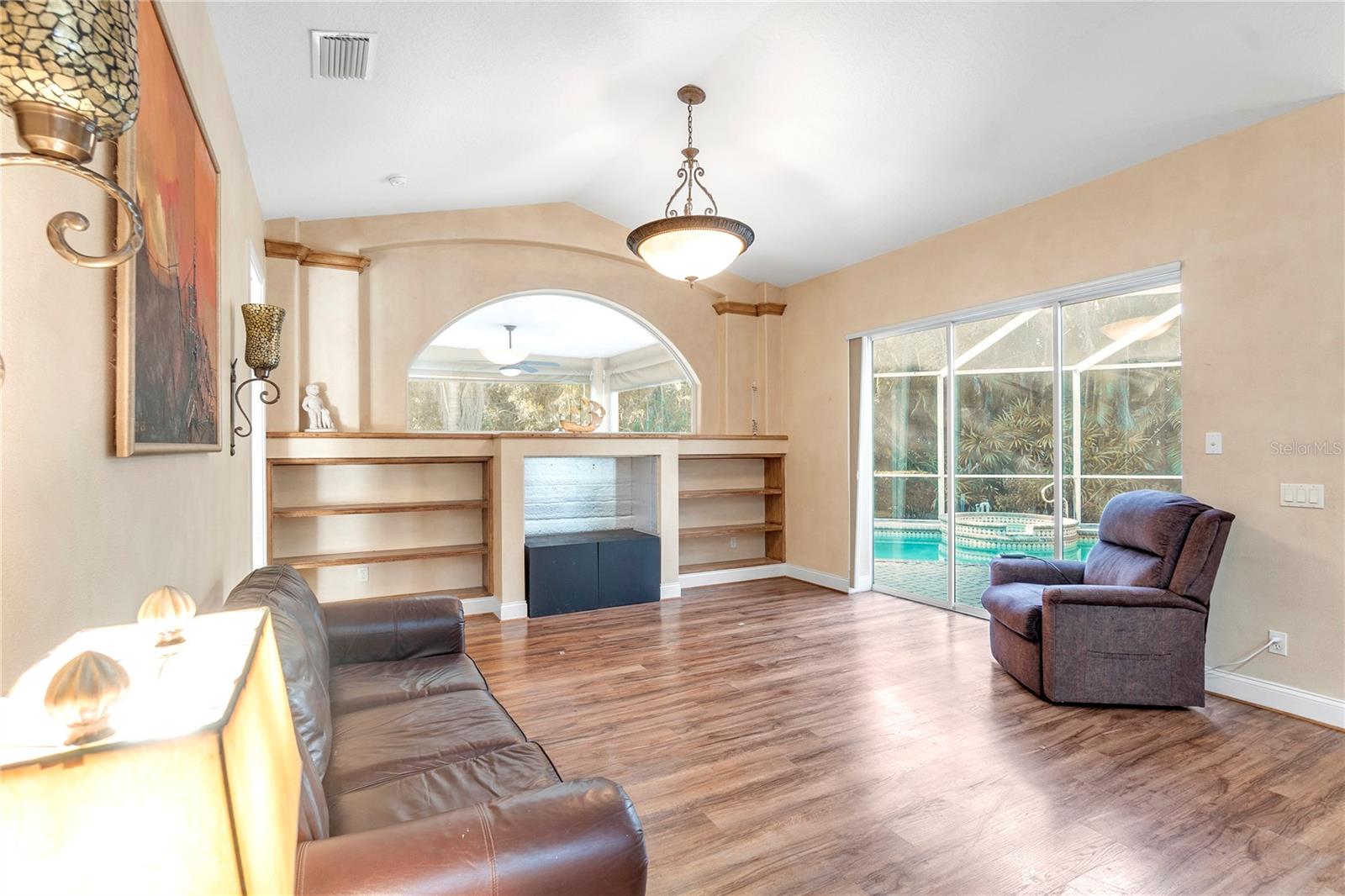 Image 25 of 47 For 8882 Bloomfield Boulevard