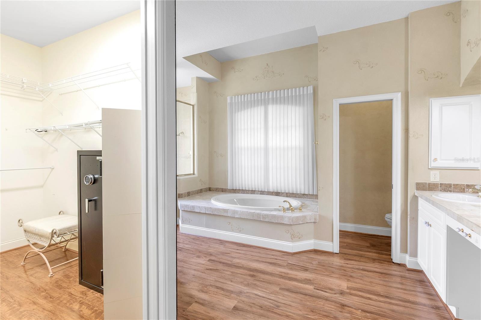 Image 31 of 47 For 8882 Bloomfield Boulevard