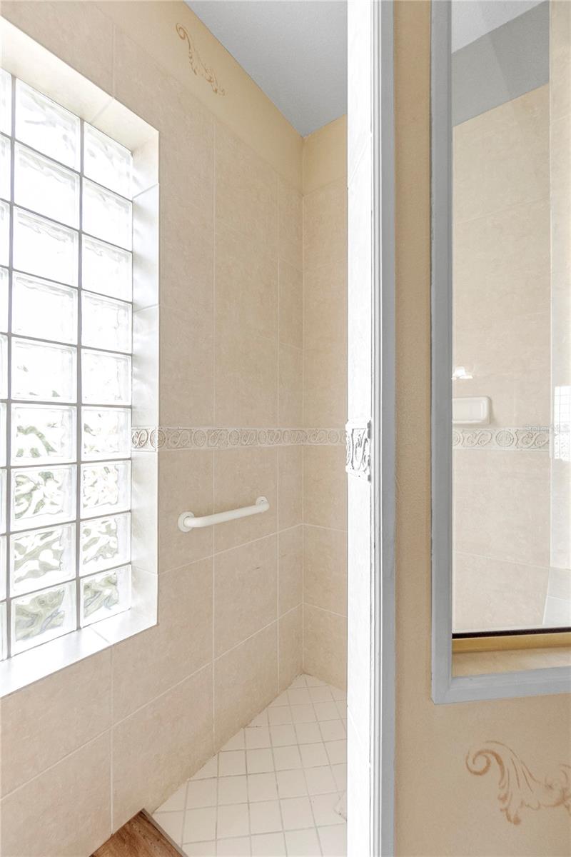 Image 36 of 47 For 8882 Bloomfield Boulevard