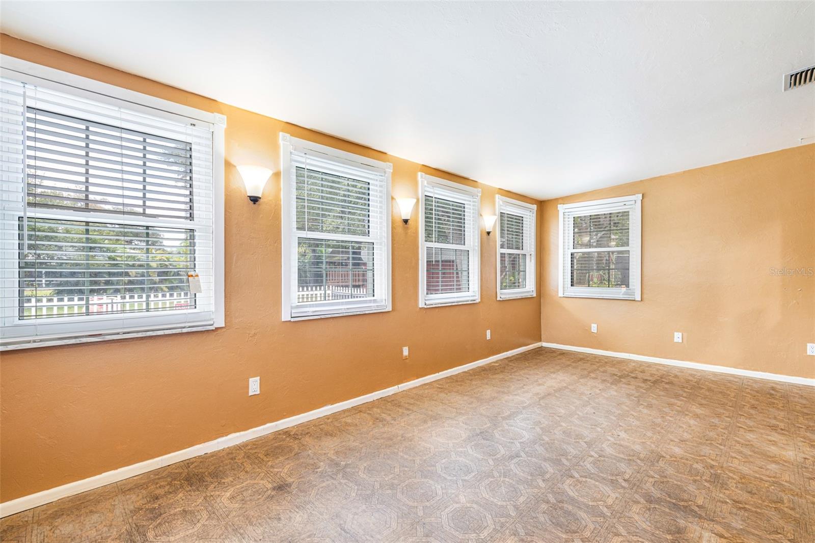 Image 16 of 57 For 17371 Williamsburg Drive