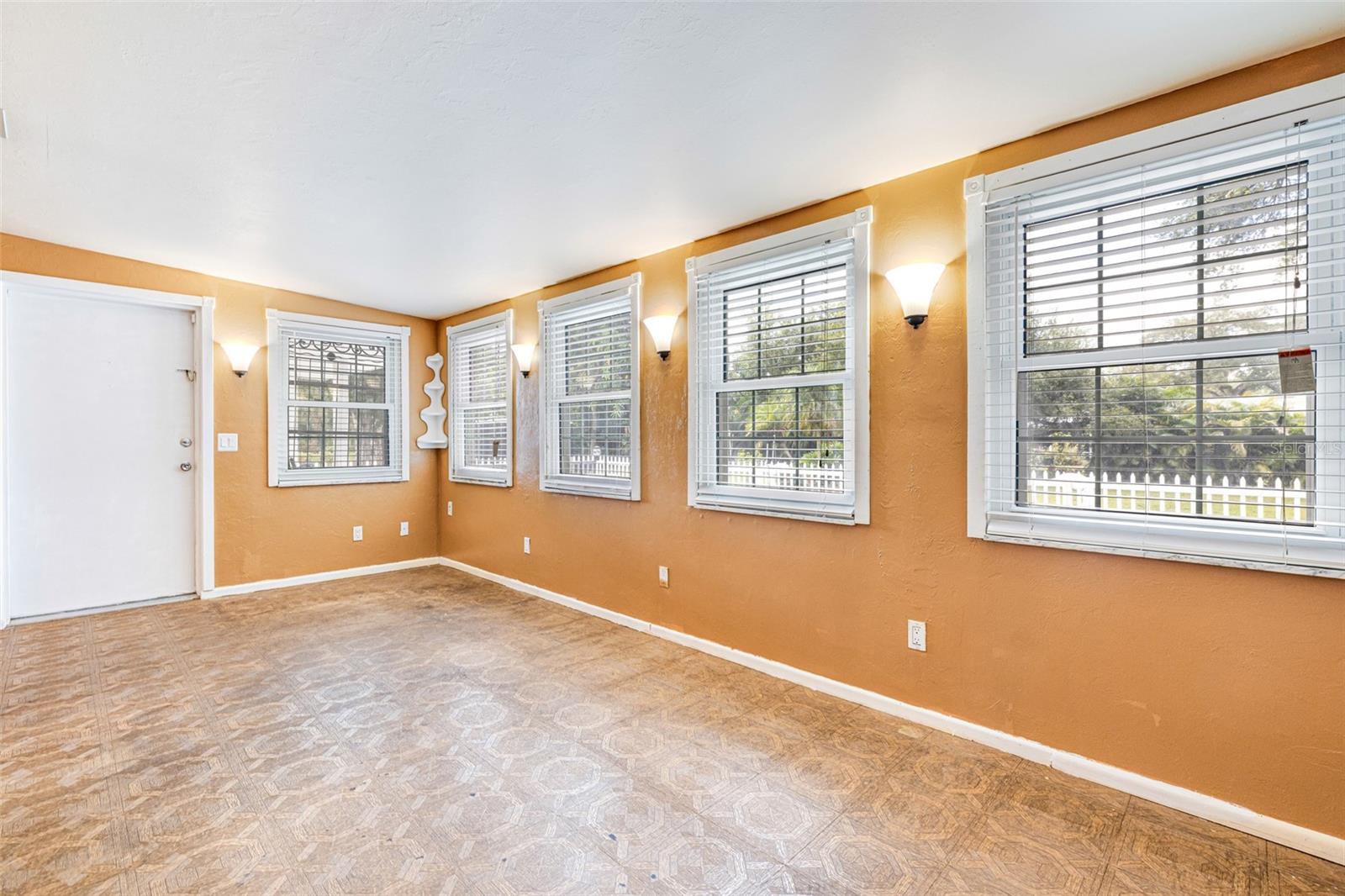 Image 17 of 57 For 17371 Williamsburg Drive