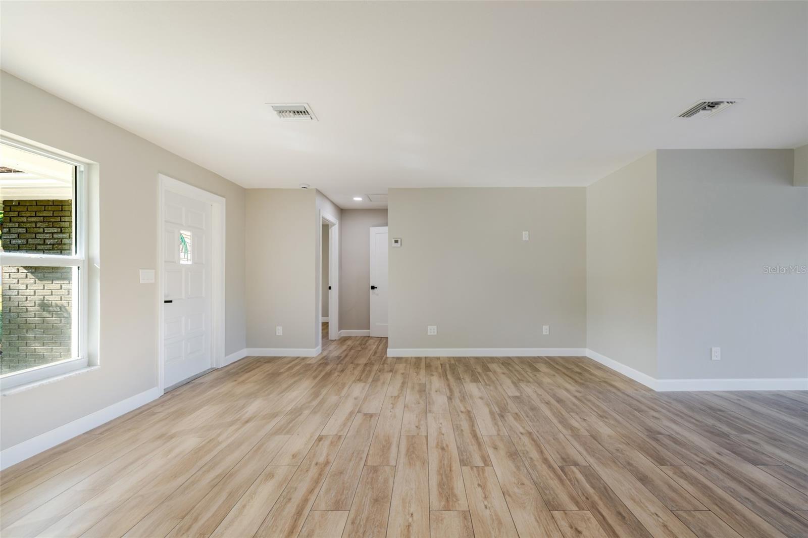 Listing photo id 8 for 14502 Riverside Drive