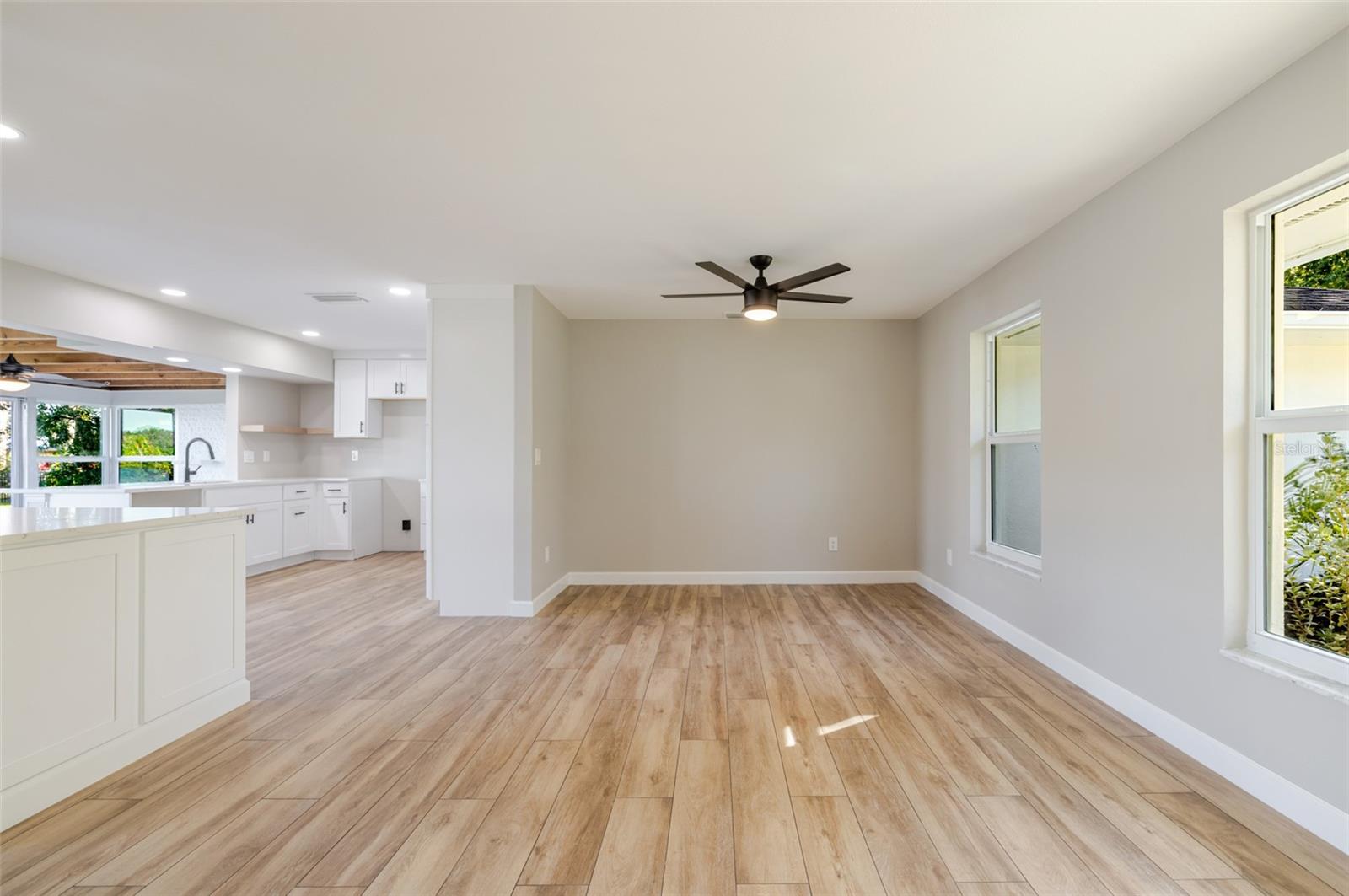 Listing photo id 9 for 14502 Riverside Drive