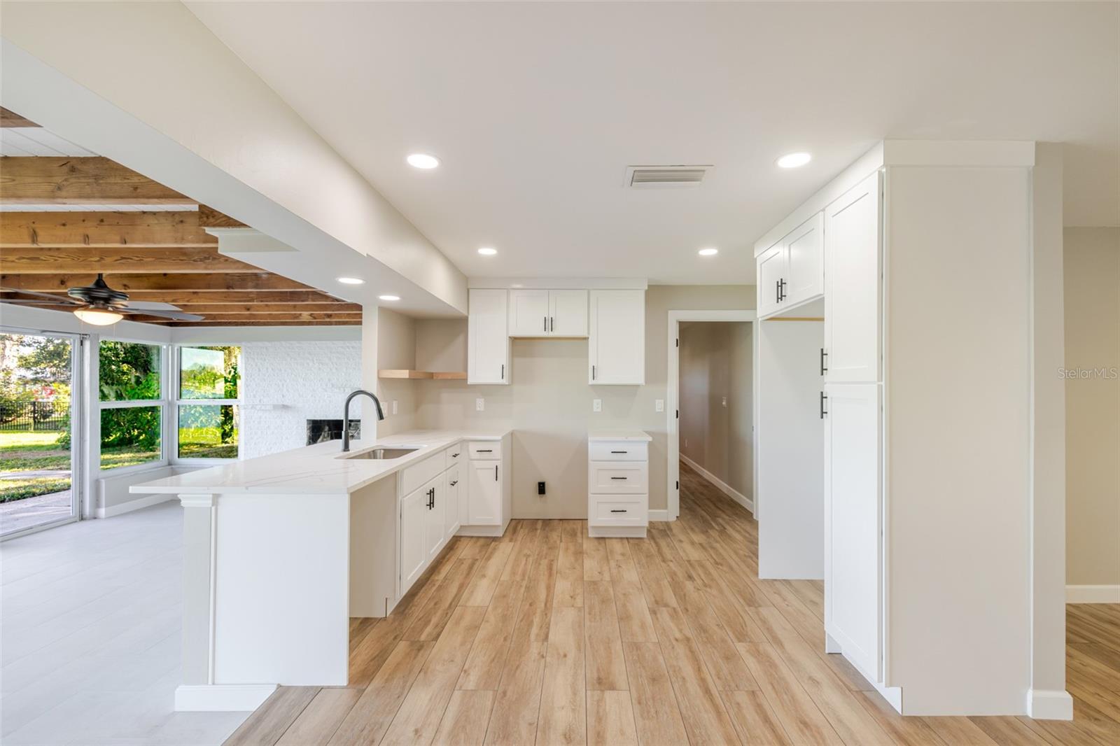 Listing photo id 11 for 14502 Riverside Drive