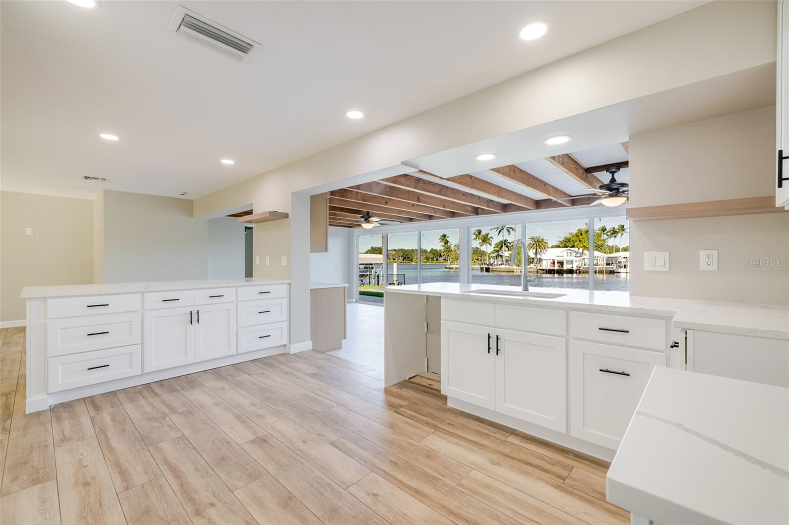 Listing photo id 13 for 14502 Riverside Drive