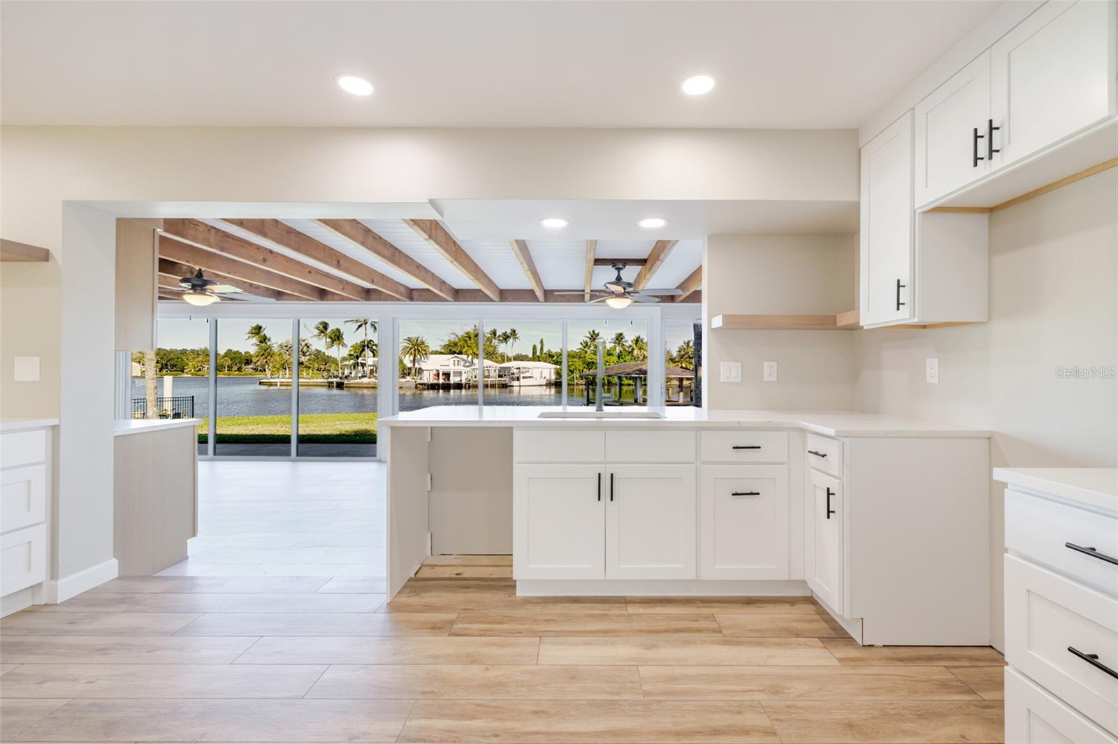 Listing photo id 14 for 14502 Riverside Drive