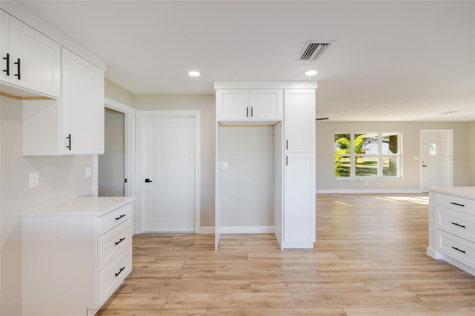 Listing photo id 15 for 14502 Riverside Drive