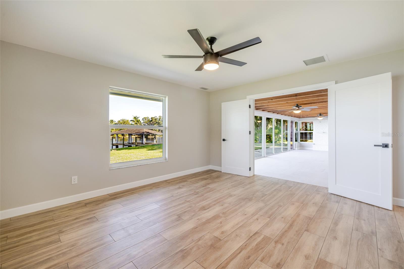 Listing photo id 22 for 14502 Riverside Drive