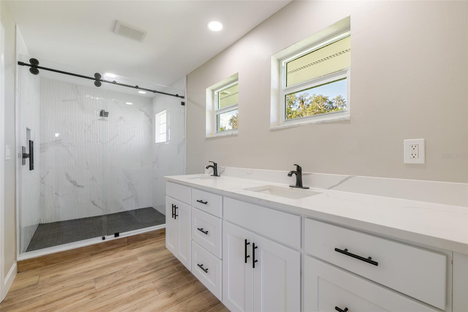 Listing photo id 24 for 14502 Riverside Drive