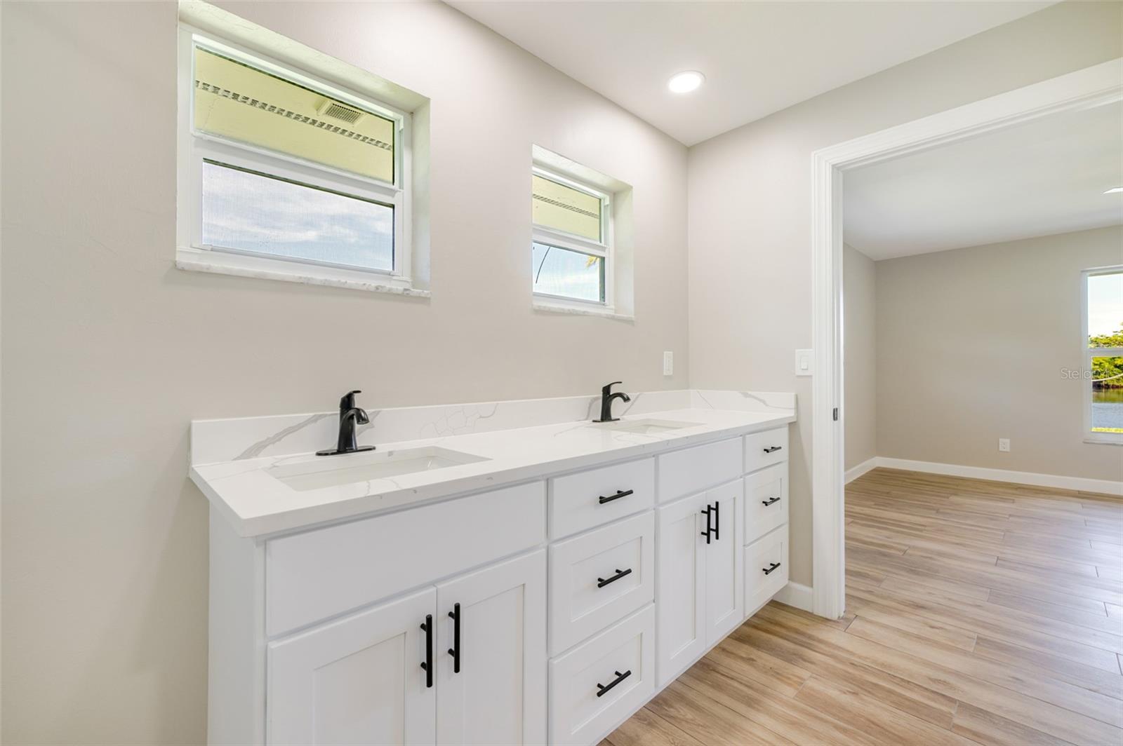 Listing photo id 25 for 14502 Riverside Drive