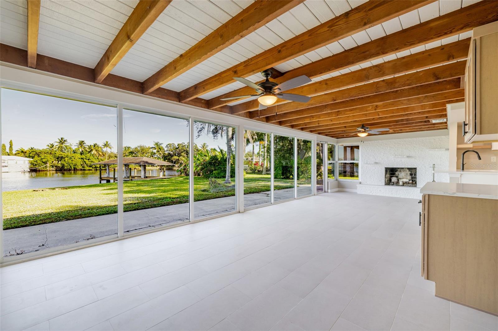 Listing photo id 1 for 14502 Riverside Drive