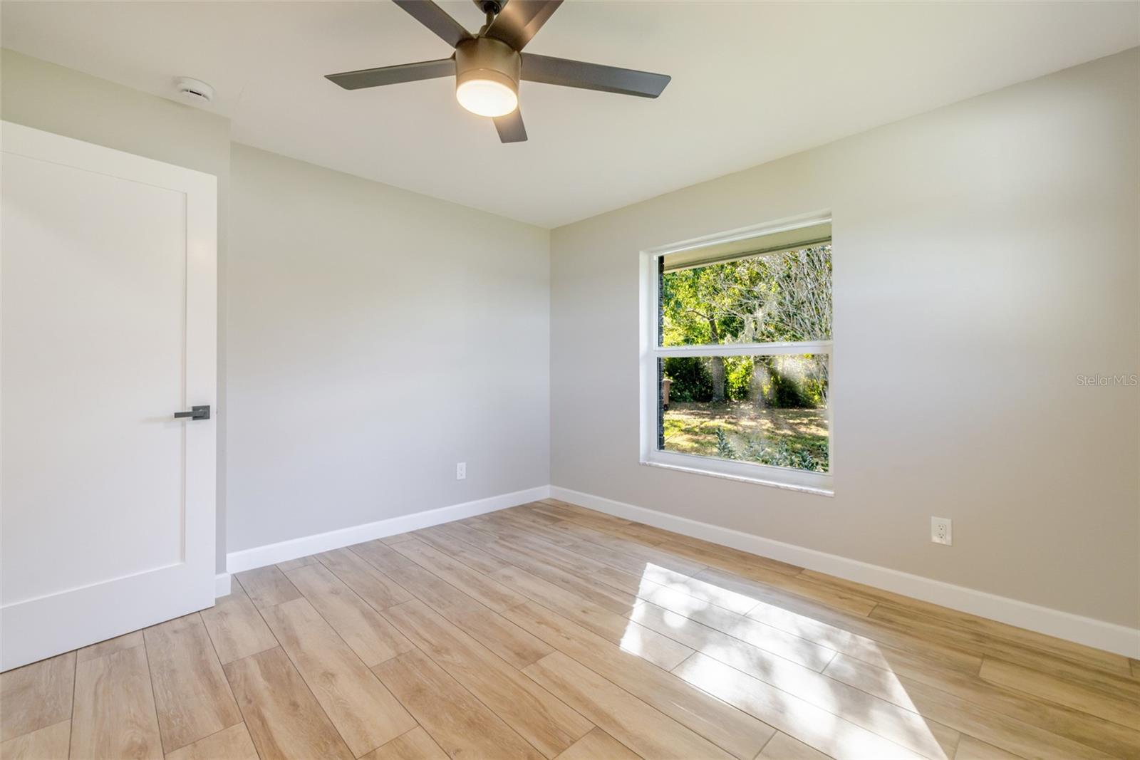 Listing photo id 29 for 14502 Riverside Drive