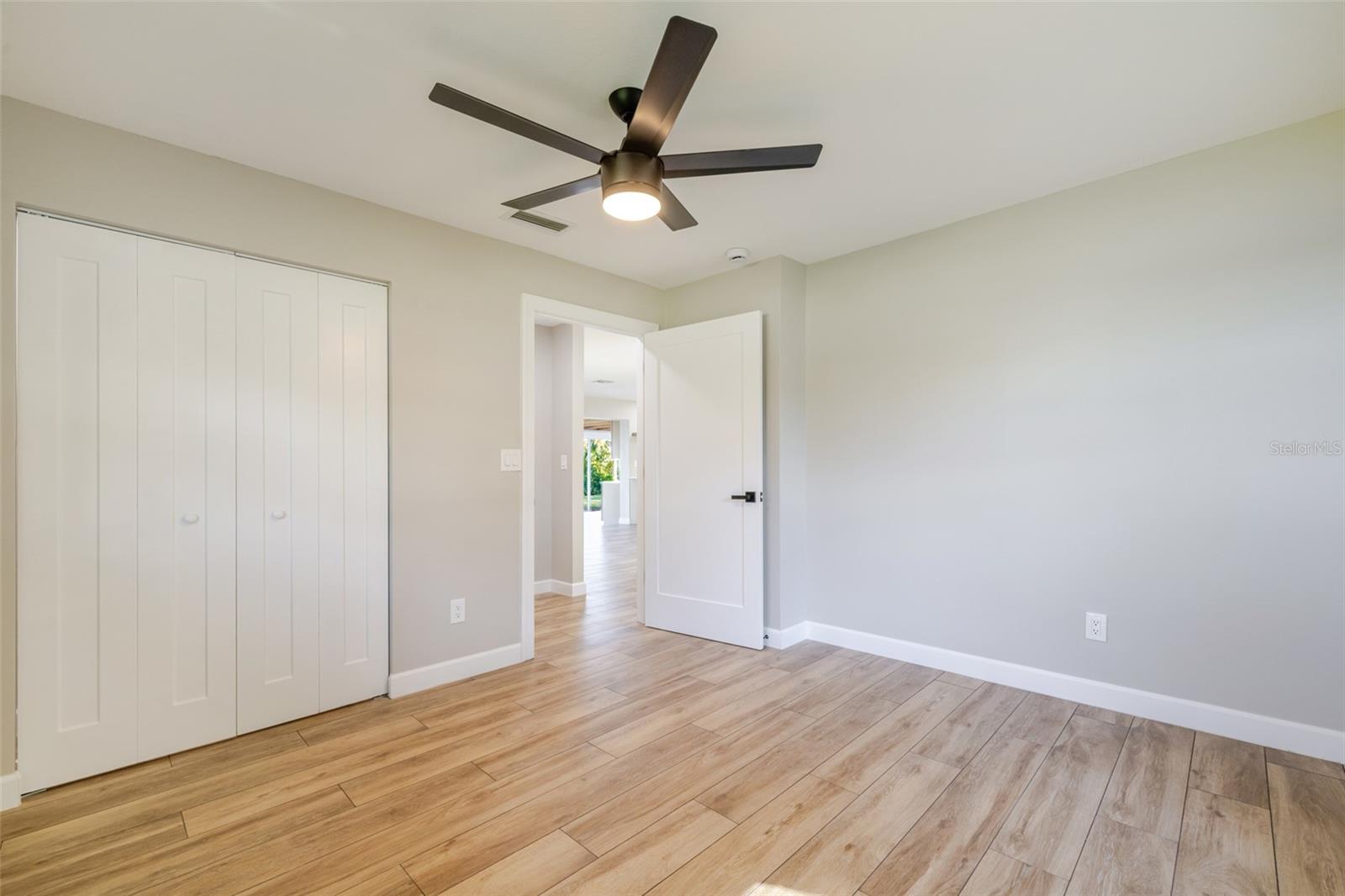 Listing photo id 30 for 14502 Riverside Drive