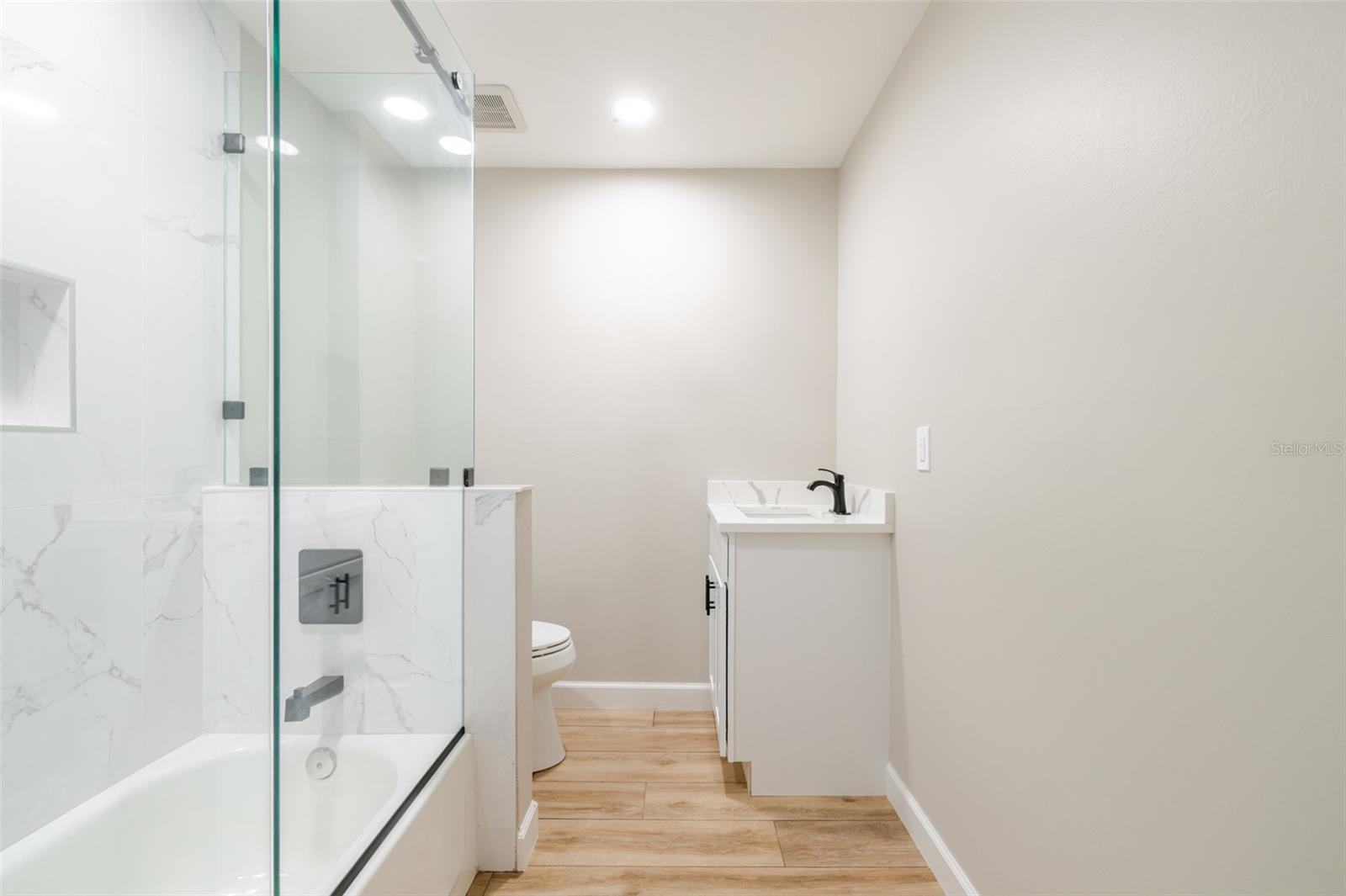 Listing photo id 31 for 14502 Riverside Drive