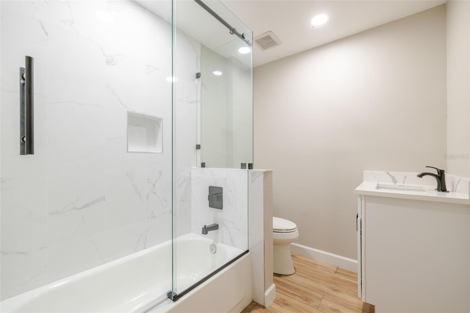 Listing photo id 32 for 14502 Riverside Drive