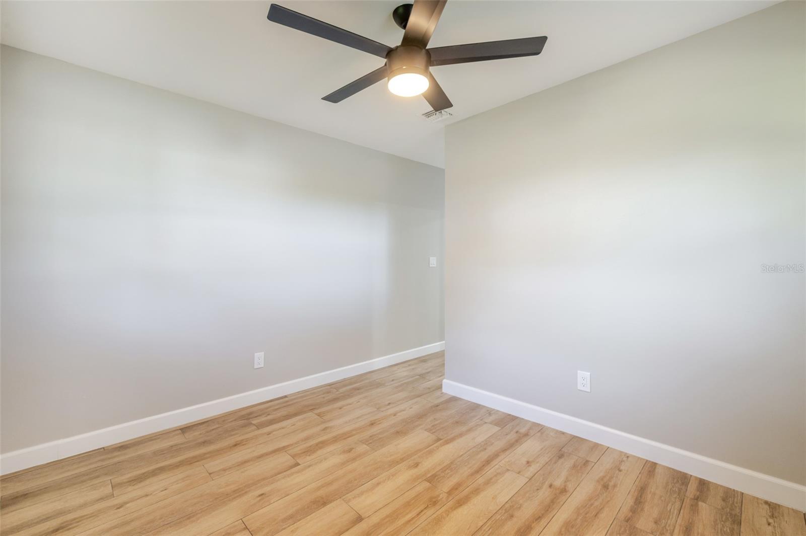 Listing photo id 35 for 14502 Riverside Drive