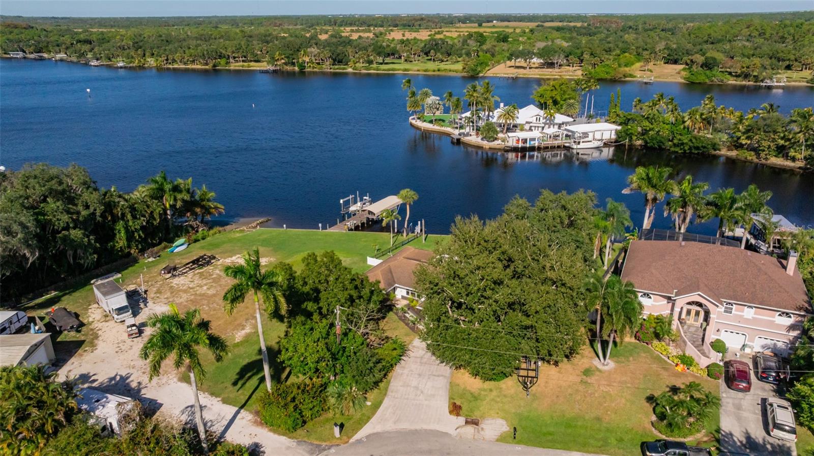 Listing photo id 40 for 14502 Riverside Drive