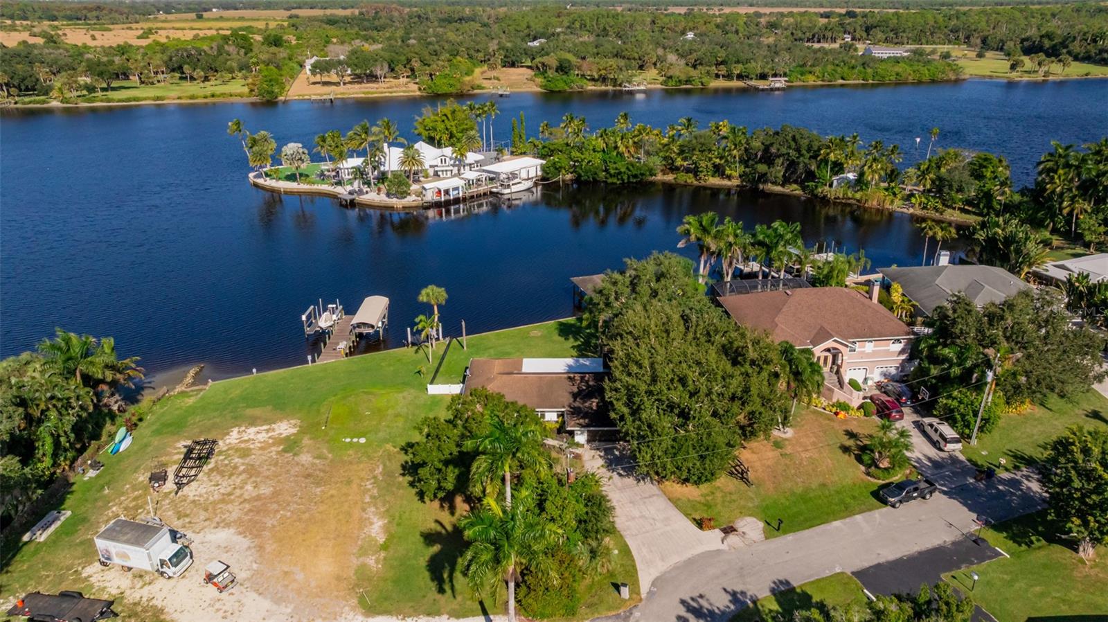 Listing photo id 41 for 14502 Riverside Drive