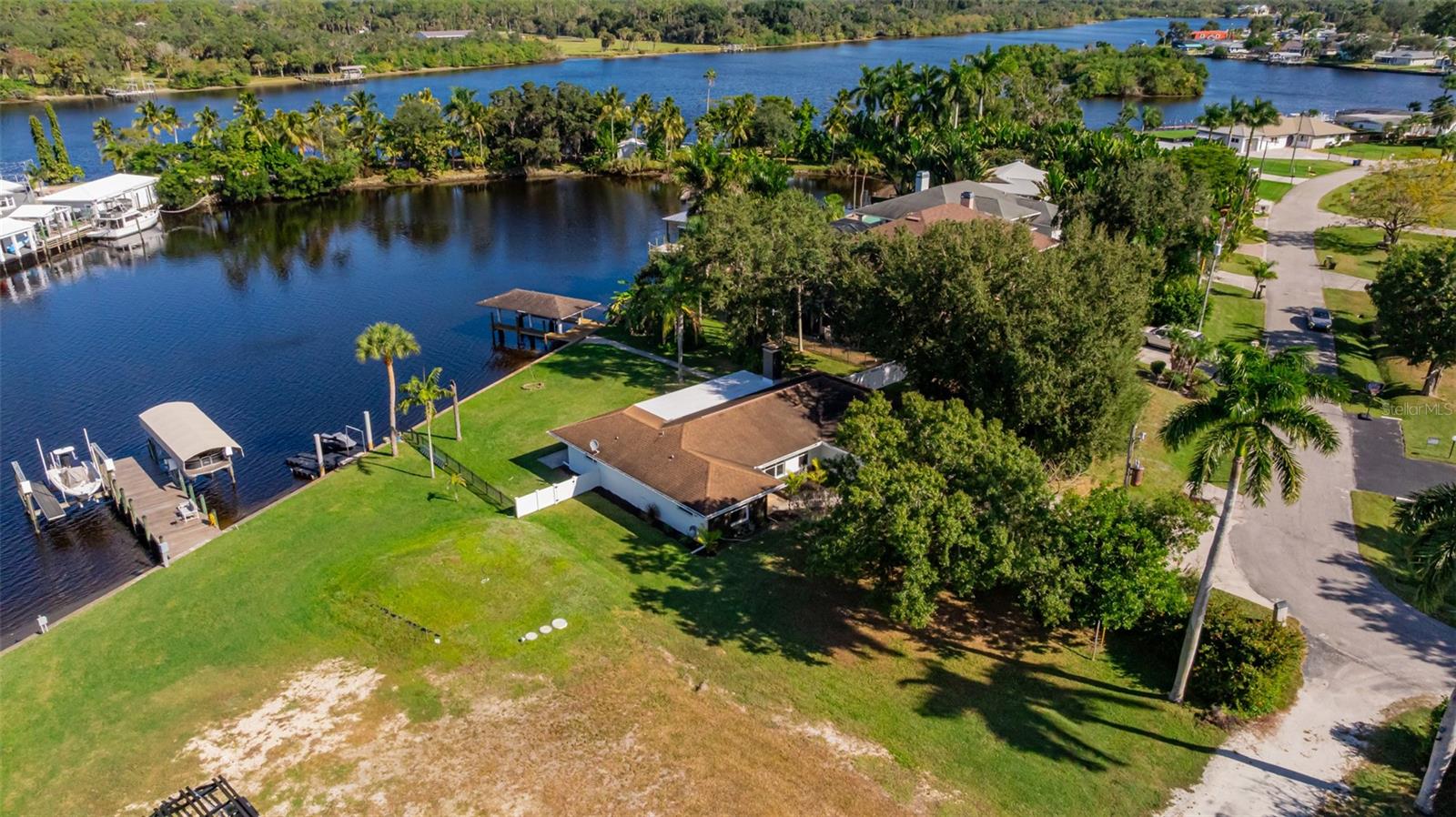 Listing photo id 42 for 14502 Riverside Drive