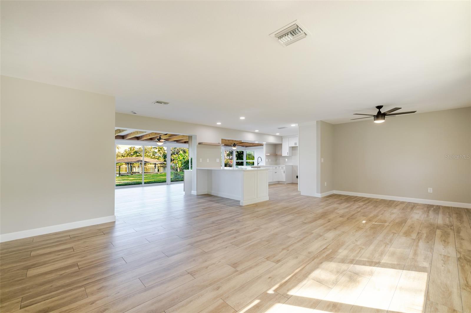 Listing photo id 4 for 14502 Riverside Drive