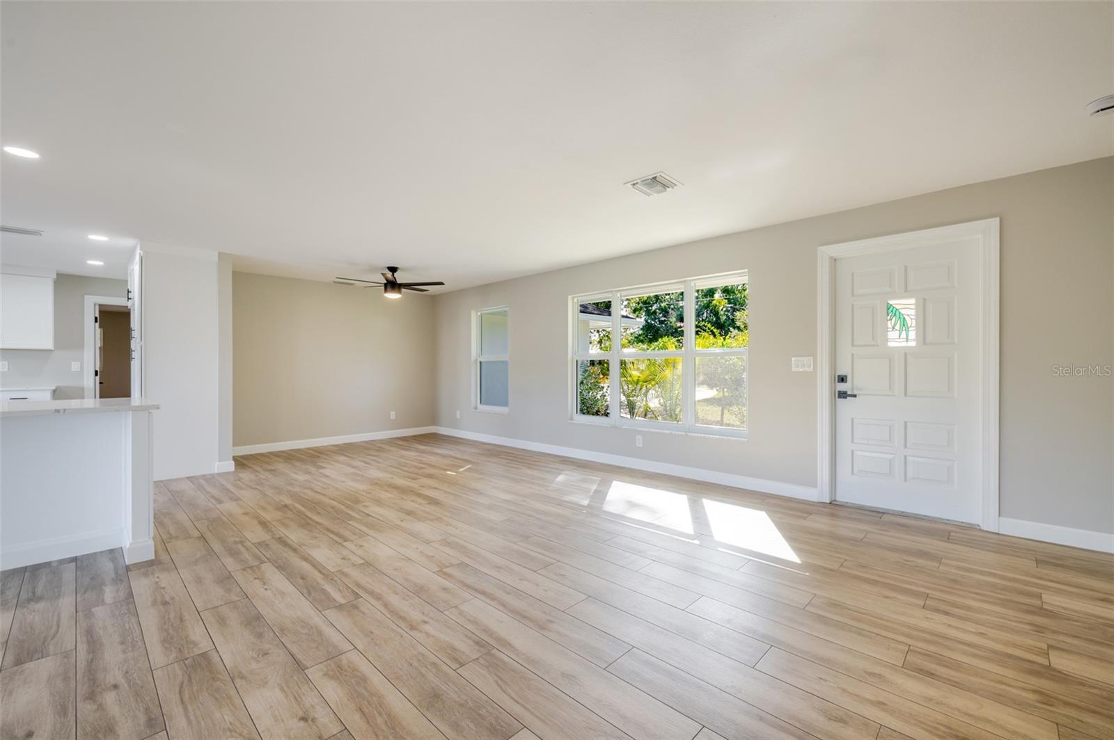 Listing photo id 5 for 14502 Riverside Drive