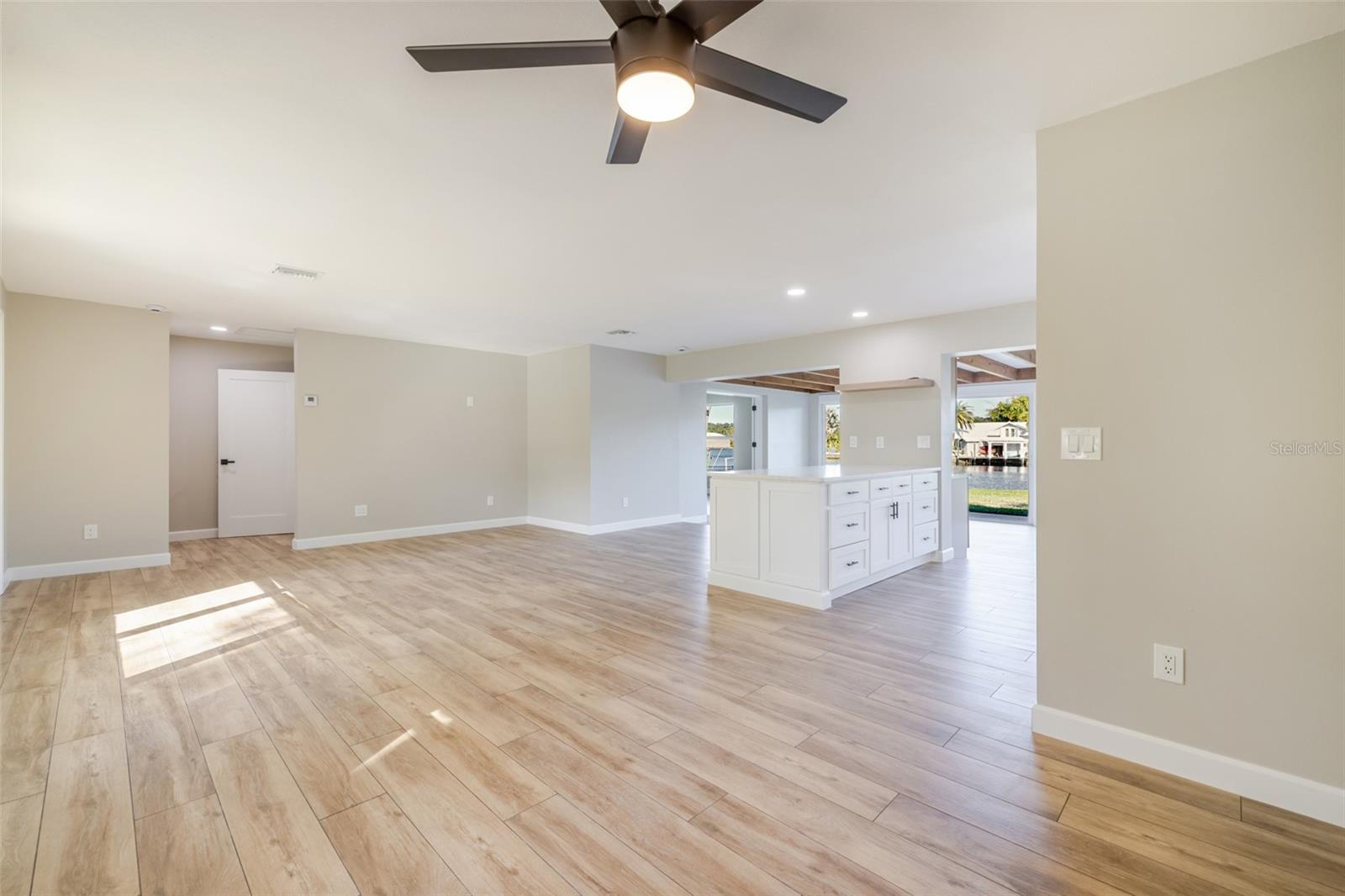 Listing photo id 7 for 14502 Riverside Drive