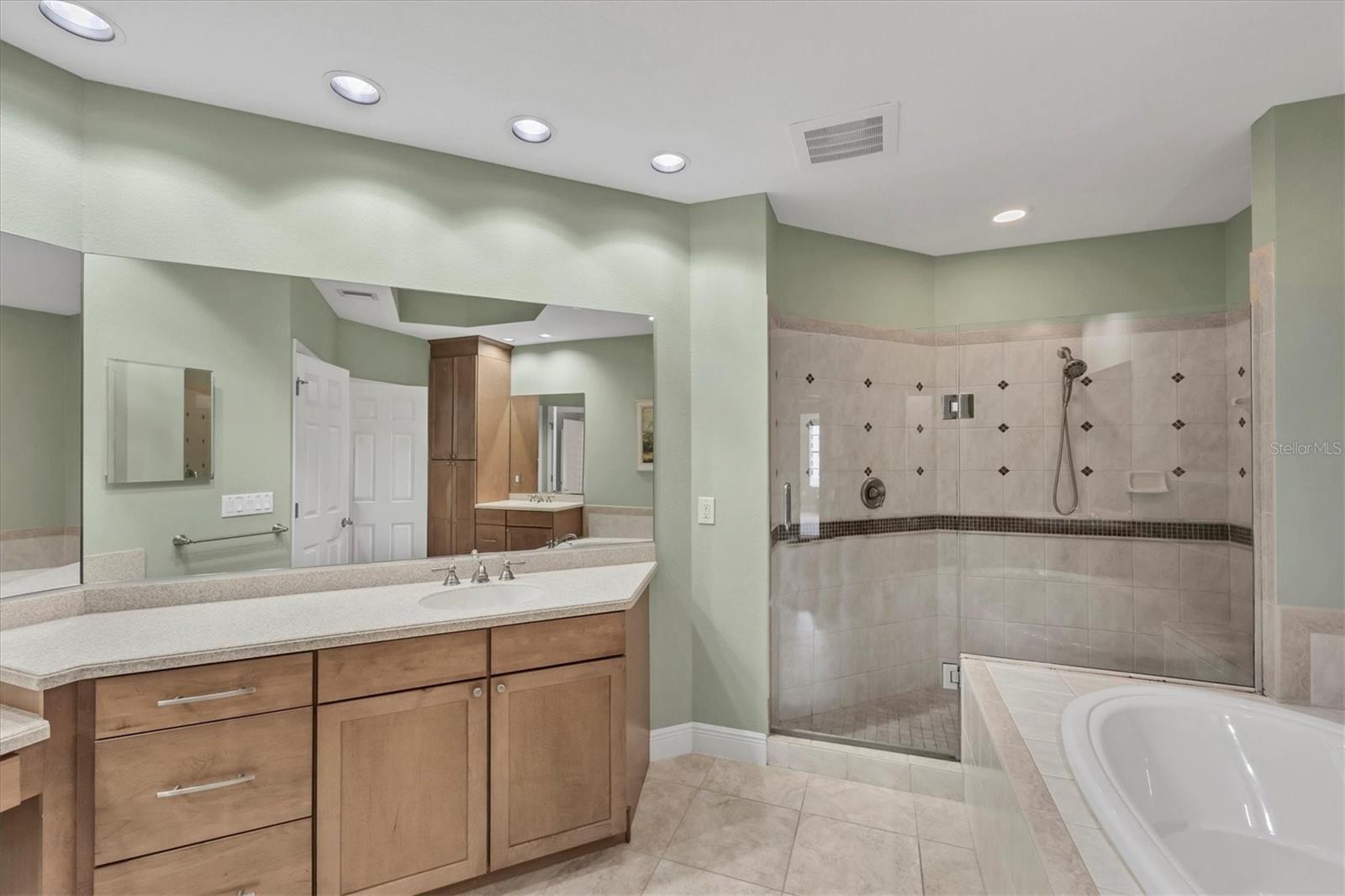 Image 23 of 66 For 6310 Watercrest Way  402