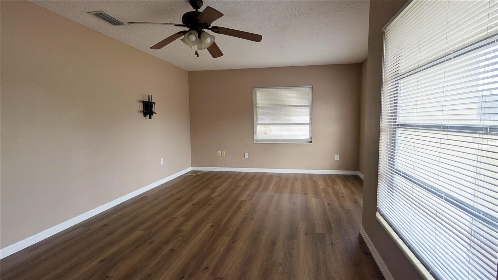 Image 4 of 17 For 4423 4th Avenue E