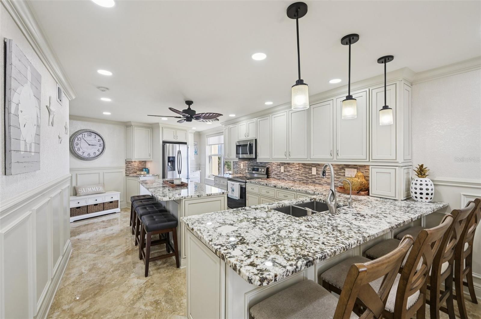 Listing photo id 2 for 5770 Midnight Pass Road C601