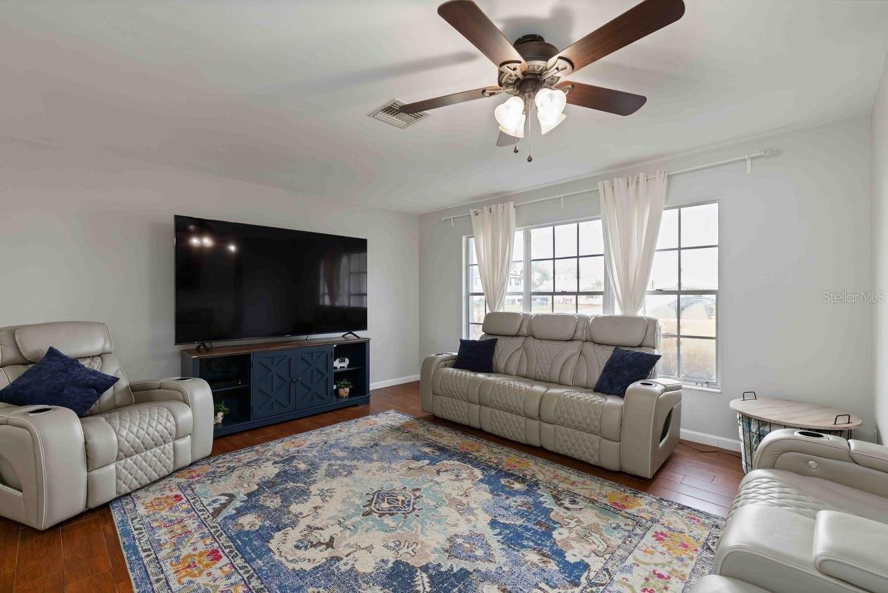 Image 21 of 42 For 5504 18th Avenue E