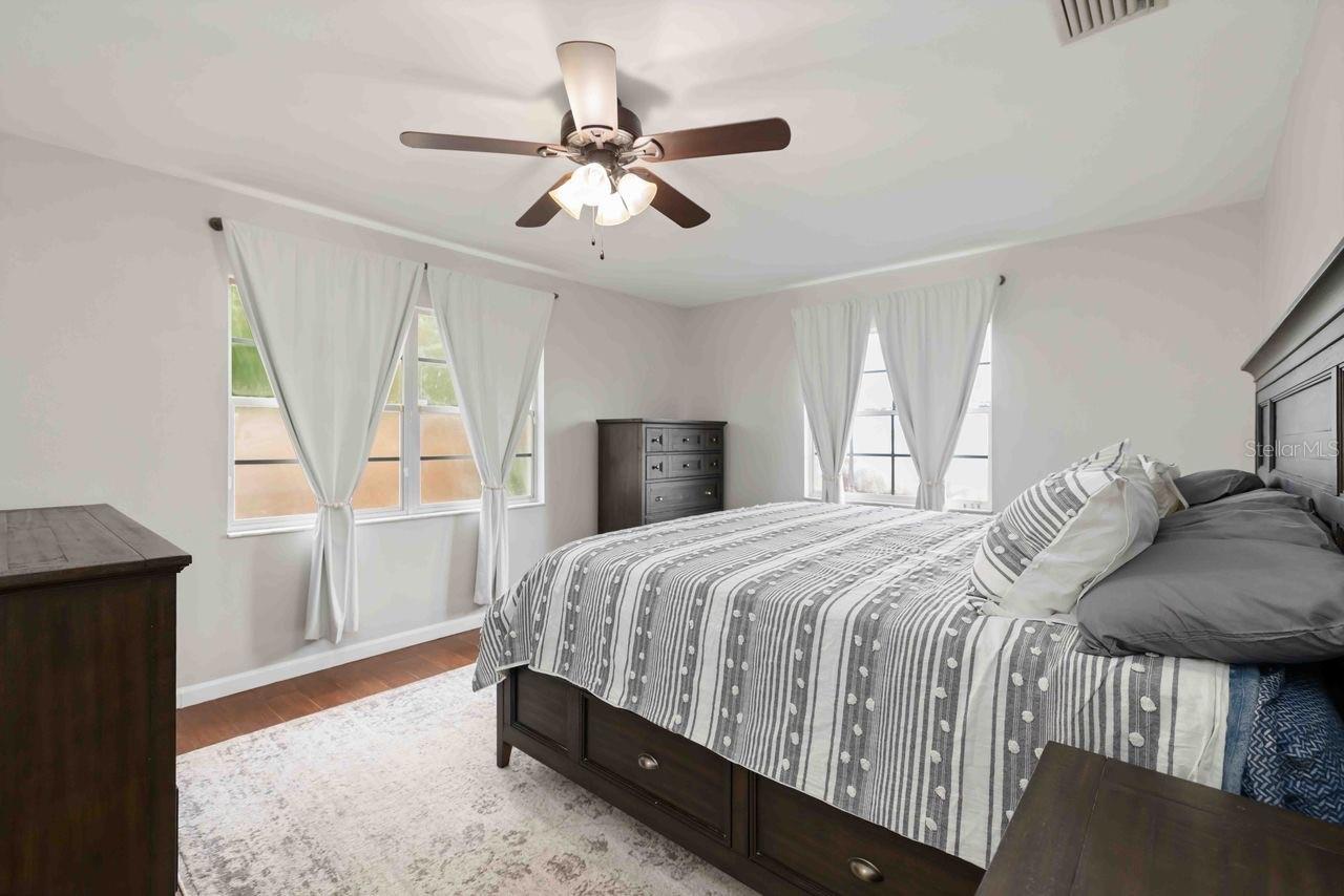 Image 26 of 42 For 5504 18th Avenue E