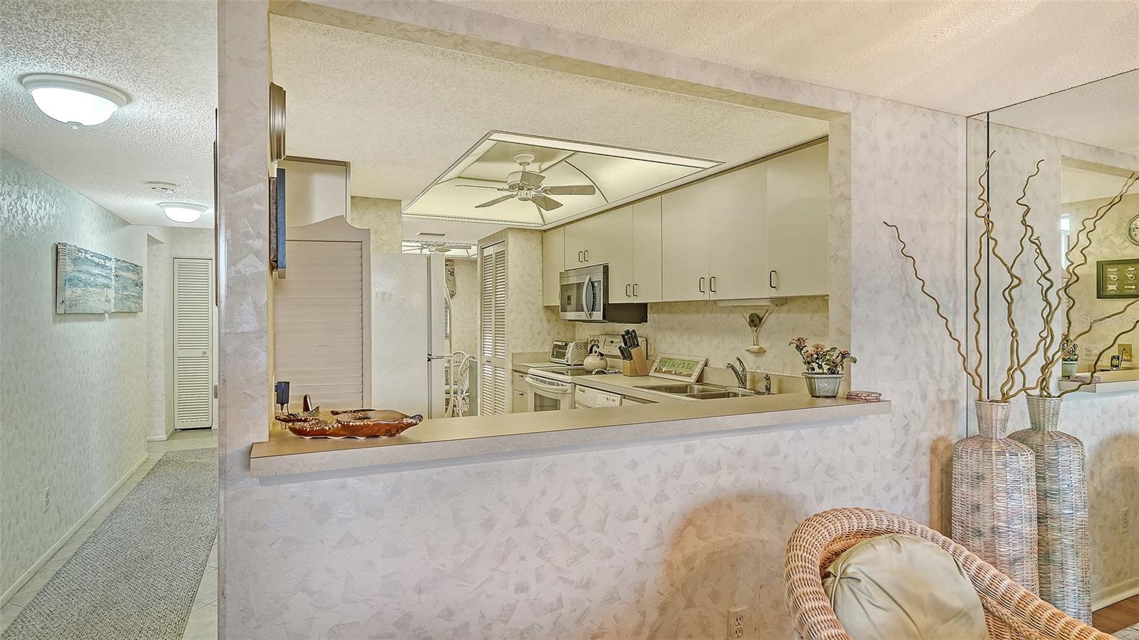 Image 17 of 79 For 8773 Midnight Pass Road 102g