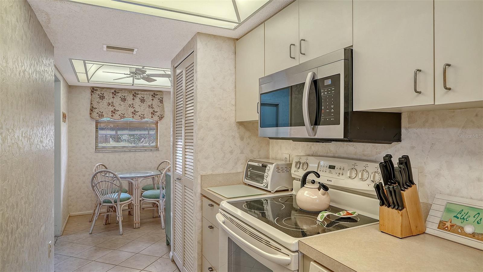 Image 19 of 79 For 8773 Midnight Pass Road 102g