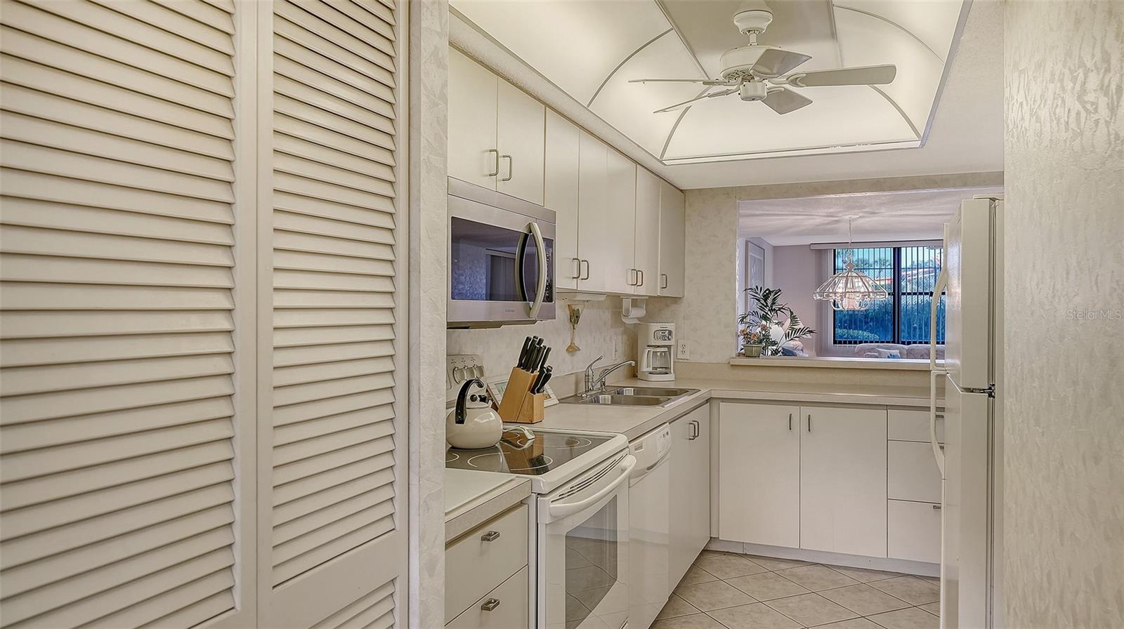 Image 21 of 79 For 8773 Midnight Pass Road 102g