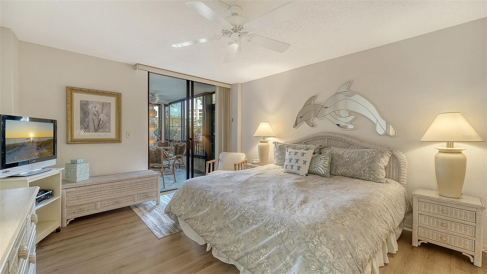 Image 23 of 79 For 8773 Midnight Pass Road 102g