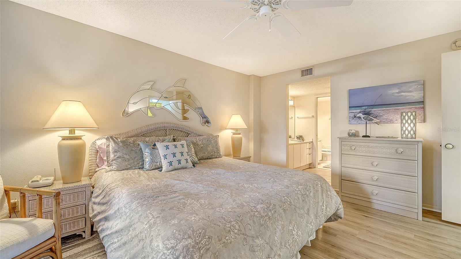 Image 26 of 79 For 8773 Midnight Pass Road 102g