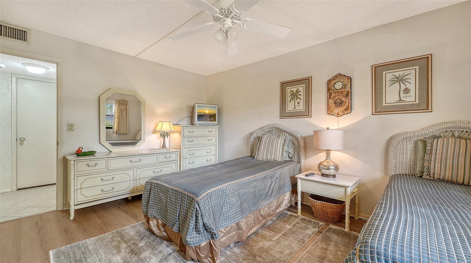 Image 32 of 79 For 8773 Midnight Pass Road 102g