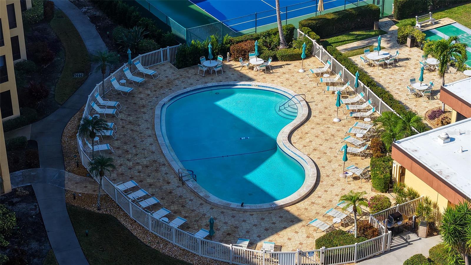 Image 44 of 79 For 8773 Midnight Pass Road 102g